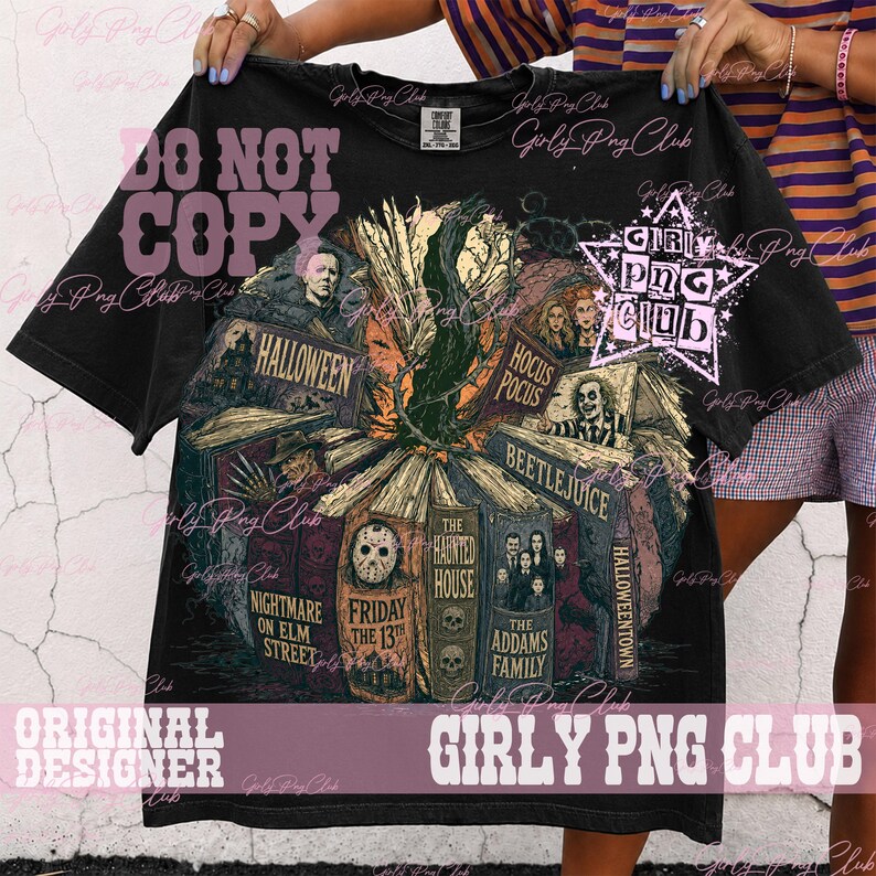 Pode incluir: Uma t-shirt preta de manga curta com uma grande impress&atilde;o gr&aacute;fica de livros empilhados com t&iacute;tulos de filmes de terror, incluindo Halloween, Hocus Pocus, Beetlejuice, Nightmare on Elm Street, Friday the 13th, The Haunted House, The Addams Family e Halloweentown.
