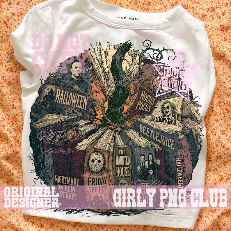 Pode incluir: Uma t-shirt branca com uma ilustra&ccedil;&atilde;o gr&aacute;fica de uma ab&oacute;bora constru&iacute;da a partir de livros de filmes de terror empilhados. Os t&iacute;tulos incluem Halloween, Hocus Pocus, Beetlejuice, Nightmare on Elm Street, Friday the 13th e The Haunted House.