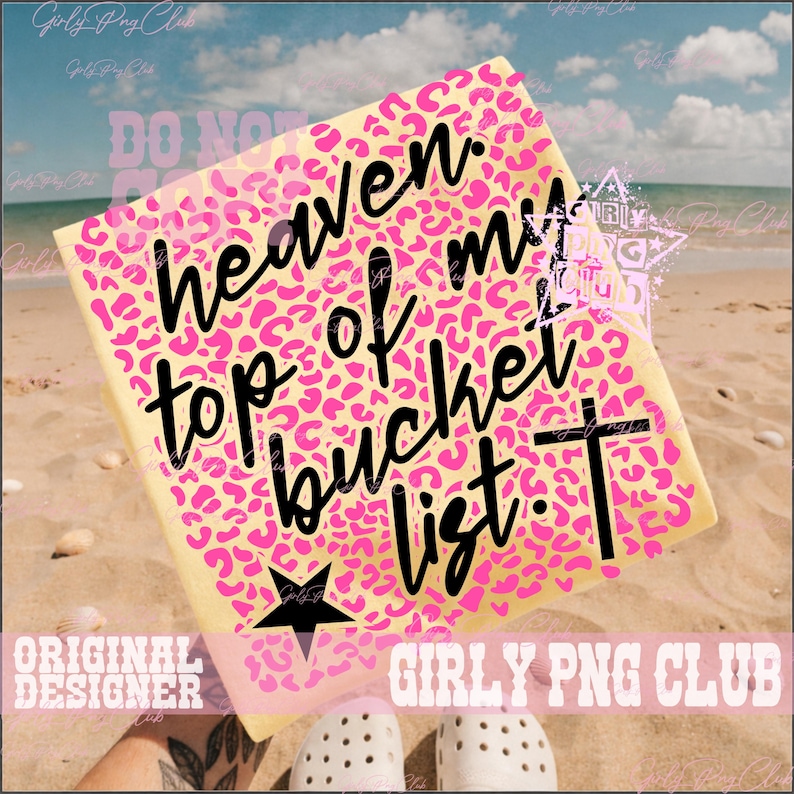 Peut inclure: Une serviette de plage avec un motif l&eacute;opard rose et les mots "heaven top of my bucket list" en &eacute;criture noire. Une &eacute;toile noire est en bas. La serviette est sur une plage de sable.