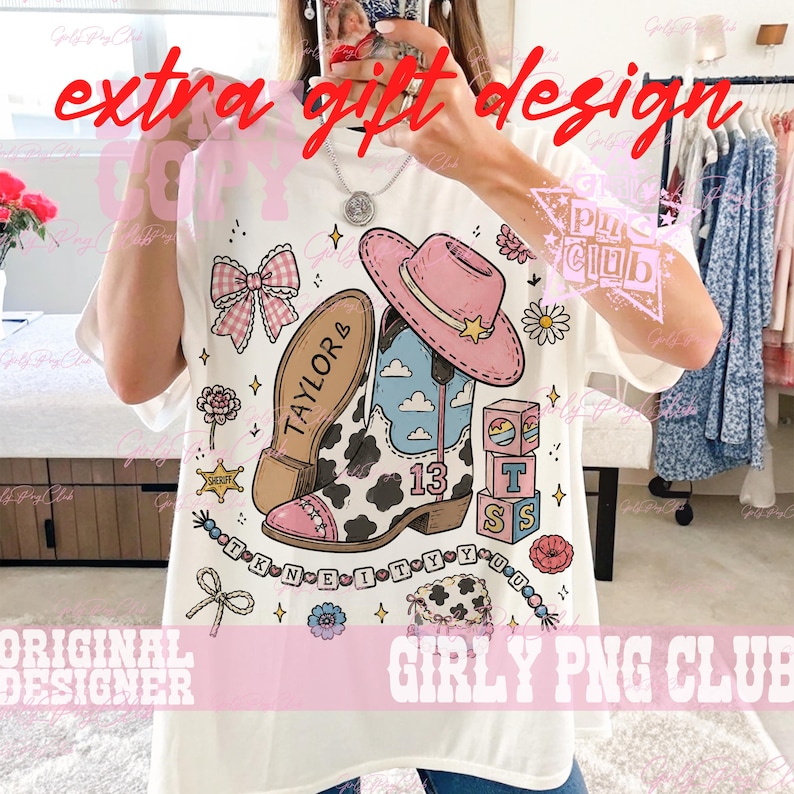 Puede incluir: Una camiseta blanca con un estampado gr&aacute;fico de una bota de vaquero con estampado de vaca, cielo azul con nubes, un sombrero de vaquero rosa, un lazo de cuadros rosa, bloques con las letras T, S, S y una cadena de cuentas con el texto TKNEITYYUU.