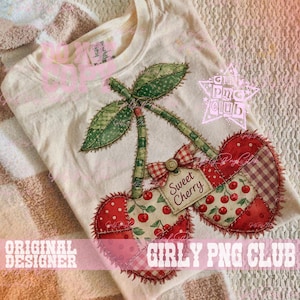 Puede incluir: Camiseta color crema con un diseño de cerezas en patchwork. El diseño incluye lunares rojos, cuadros vichy e ilustraciones de cerezas, con una etiqueta que dice "Sweet Cherry". La camiseta tiene el texto "GIRLY PNG CLUB" y "ORIGINAL DESIGNER".