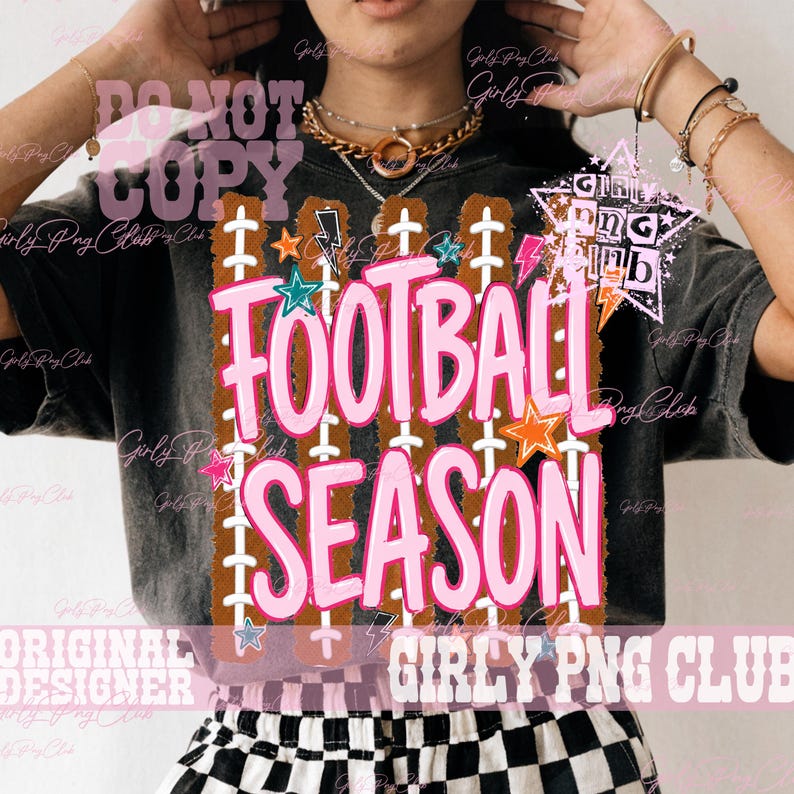 Peut inclure: Un t-shirt noir avec un motif graphique portant l'inscription FOOTBALL SEASON en lettres roses. Le design comprend des bandes verticales marron rappelant les lacets d'un ballon de football, entour&eacute;es d'&eacute;toiles et d'&eacute;clairs color&eacute;s.
