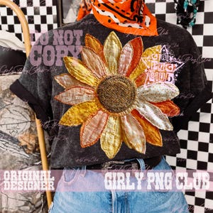 Pode incluir: Camiseta cinza escuro com um grande design de girassol colorido. O girassol tem pétalas amarelas, laranja e rosa com um centro texturizado e detalhado. A camiseta também tem o texto "DO NOT COPY" e "GIRLY PNG CLUB".