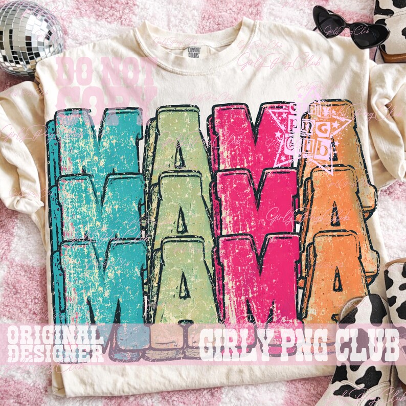 Może przedstawiać: Kremowy t-shirt z napisem "MAMA" w dużych, warstwowych, zniszczonych literach. Litery są w odcieniach turkusu, zieleni, r&oacute;żu i pomarańczy. Koszulka ma r&oacute;wnież nadruk "DO NOT DISTURB" i "ORIGINAL DESIGNER".