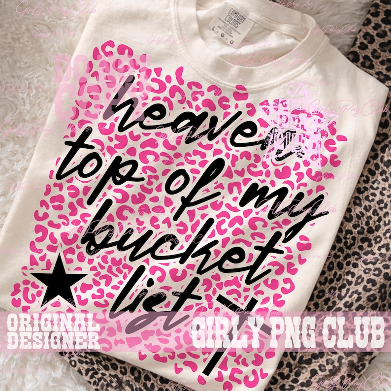 Peut inclure: T-shirt cr&egrave;me avec un motif l&eacute;opard rose et le texte noir "heaven top of my bucket list". Une &eacute;toile noire est &agrave; gauche. Le t-shirt a un col rond et des manches courtes.