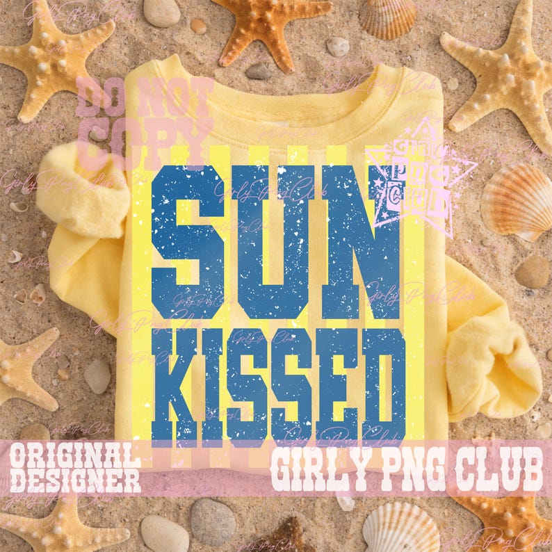 Pode incluir: Camiseta amarela de manga comprida com as palavras "SUN KISSED" em letras azuis desgastadas. A camisa tem listras verticais amarelas. Estrelas do mar e conchas em um fundo arenoso. O texto "GIRLY PNG CLUB" tamb&eacute;m &eacute; vis&iacute;vel.