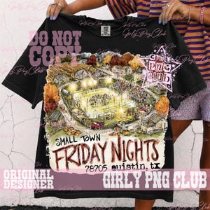 Puede incluir: Una camiseta negra con una ilustración gráfica de un campo de fútbol de un pueblo pequeño por la noche bajo luces de estadio brillantes. El diseño incluye árboles de otoño, casas y el texto "SMALL TOWN FRIDAY NIGHTS 78705 Austin, TX".