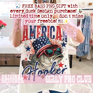 Pu&ograve; includere: T-shirt bianca con un design patriottico con un basso che indossa occhiali da sole e un cappello a cilindro con il motivo della bandiera americana. La parola "AMERICA" &egrave; visualizzata in rosso e blu, con la parola "Hooker" sotto il pesce. Il testo recita "FREE BASS PNG GIFT" e "Limited time only".