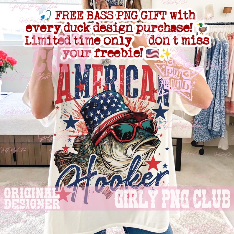 Pu&ograve; includere: T-shirt bianca con un design patriottico con un basso che indossa occhiali da sole e un cappello a cilindro con il motivo della bandiera americana. La parola "AMERICA" &egrave; visualizzata in rosso e blu, con la parola "Hooker" sotto il pesce. Il testo recita "FREE BASS PNG GIFT" e "Limited time only".