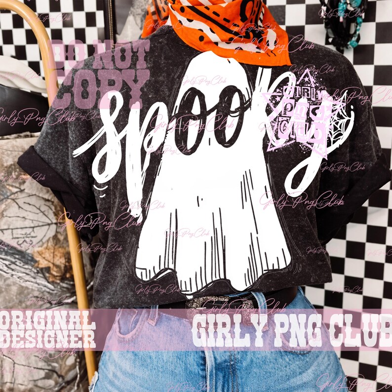 Puede incluir: Una camiseta gris carb&oacute;n con lavado &aacute;cido que presenta un gran gr&aacute;fico blanco de un fantasma con la palabra spooky escrita en letra cursiva negra en el centro. El dise&ntilde;o incluye una estrella rosa y un elemento de telara&ntilde;a a la derecha.
