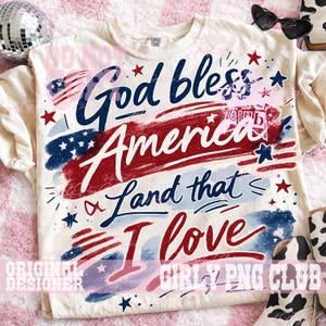 Könnte beinhalten: Cremefarbenes T-Shirt mit patriotischem Design. Das Shirt zeigt den Text "God bless America, Land that I love" in Rot, Weiß und Blau, zusammen mit Stern- und Flaggengrafiken. Ein perfektes T-Shirt, um die USA zu feiern.