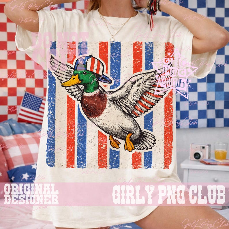 Pu&ograve; includere: T-shirt color crema con grafica invecchiata di un'anatra con cappello patriottico, con strisce rosse, bianche e blu sullo sfondo. Il testo "GIRLY PNG CLUB" &egrave; visualizzato in basso. Il design evoca un'estetica vintage e americana.