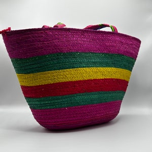 Cartera multicolor tejida a mano con hoja de palma