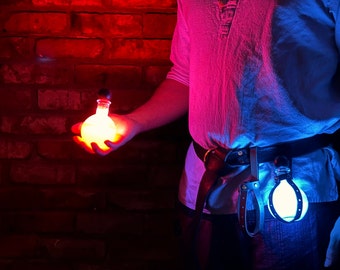 Élixir de lumière rougeoyante dans un flacon de potion avec étui en cuir, rechargeable par micro-USB
