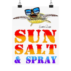 Pode incluir: Um cartaz com uma tartaruga marinha de desenho animado usando óculos de sol. O texto "SUN SALT & SPRAY" é exibido em cores vibrantes e gradientes. A assinatura do artista, "Scott West", também é visível.