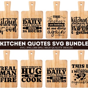 Op de afbeelding: Een verzameling van acht houten snijplanken met verschillende citaten over de keuken in zwarte letters. De planken hebben een lichtbruine kleur en een handvat. De tekst bevat zinnen als "Kitchen, we lick the spoon" en "Real man play with fire."
