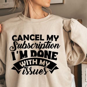 K&ouml;nnte beinhalten: Ein beiger Pullover mit schwarzem Text, der "Cancel My Subscription I'm Done With My Issues" lautet.