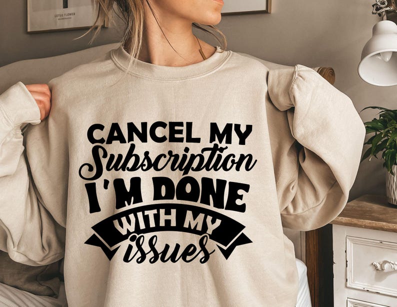 K&ouml;nnte beinhalten: Ein beiger Pullover mit schwarzem Text, der "Cancel My Subscription I'm Done With My Issues" lautet.