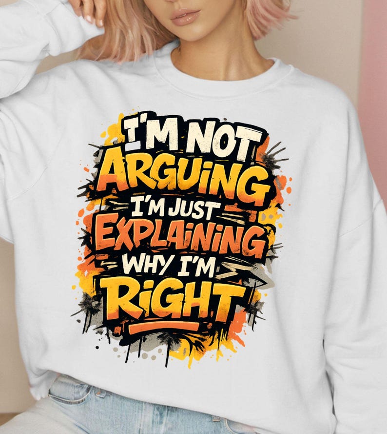 Pu&ograve; includere: Felpa bianca con la scritta "I'M NOT ARGUING I'M JUST EXPLAINING WHY I'M RIGHT" in un design in stile graffiti. Il testo &egrave; in bianco, arancione e giallo con accenti neri. La felpa &egrave; di stile casual.