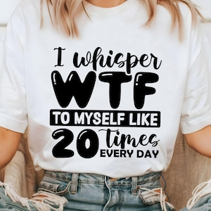 K&ouml;nnte beinhalten: Wei&szlig;es T-Shirt mit schwarzem Text, der lautet "Ich fl&uuml;stere WTF zu mir selbst wie 20 Mal am Tag".