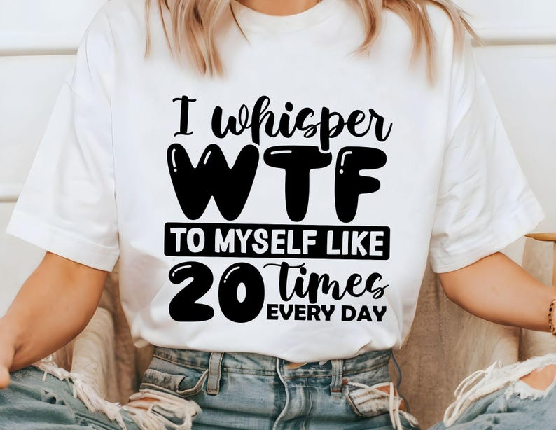 K&ouml;nnte beinhalten: Wei&szlig;es T-Shirt mit schwarzem Text, der lautet "Ich fl&uuml;stere WTF zu mir selbst wie 20 Mal am Tag".