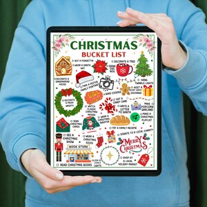 Pu&ograve; includere: Un tablet digitale mostra una lista di cose da fare per Natale con illustrazioni festive. La lista include attivit&agrave; come decorare un albero, cuocere biscotti e inviare biglietti. Il tablet &egrave; tenuto da una persona che indossa una felpa con cappuccio blu.