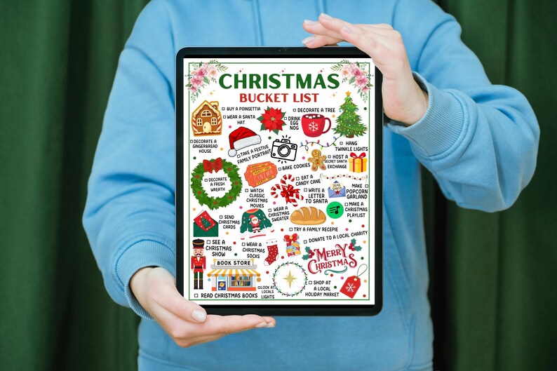Pu&ograve; includere: Un tablet digitale mostra una lista di cose da fare per Natale con illustrazioni festive. La lista include attivit&agrave; come decorare un albero, cuocere biscotti e inviare biglietti. Il tablet &egrave; tenuto da una persona che indossa una felpa con cappuccio blu.