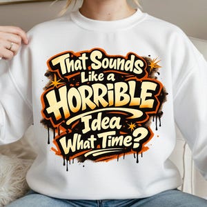 Pu&ograve; includere: Felpa bianca con la scritta "That Sounds Like a Horrible Idea What Time?" in lettering arancione e nero in stile graffiti. Il design include stelle e effetti di vernice gocciolante.