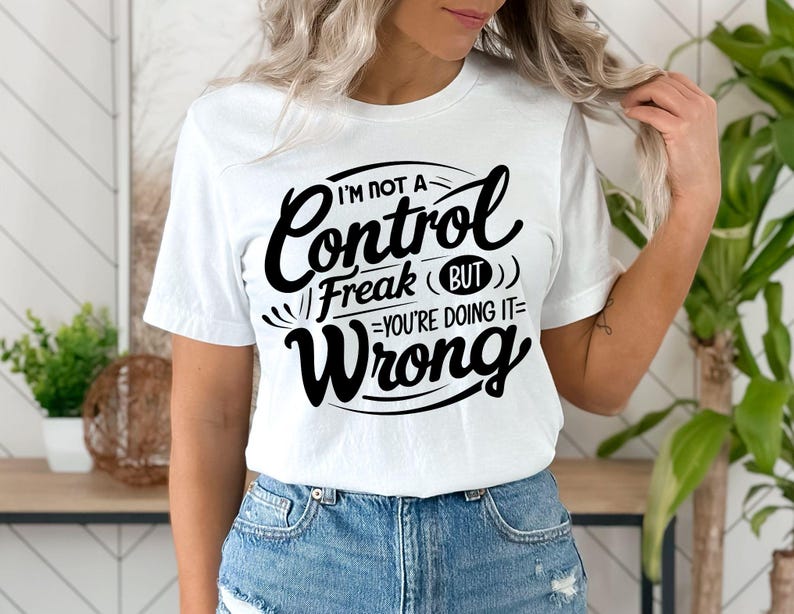 K&ouml;nnte beinhalten: Wei&szlig;es T-Shirt mit schwarzem Text, der lautet: "Ich bin kein Kontrollfreak (aber du machst es falsch)"