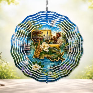 Può includere: Un mulino a vento rotondo e multistrato con un bordo ondulato blu e bianco. Il centro presenta un design a tema Louisiana con un sassofono, un alligatore e un musicista che suona la tromba. Lo sfondo mostra un fiume e degli edifici.