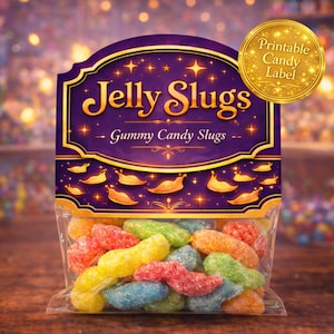 Könnte beinhalten: Eine transparente Tüte gefüllt mit bunten Gummischnecken. Die Tüte hat ein lila Etikett mit dem goldenen Schriftzug "Jelly Slugs - Gummy Candy Slugs". Ein goldener Aufkleber lautet "Printable Candy Label". Der Hintergrund ist verschwommen.