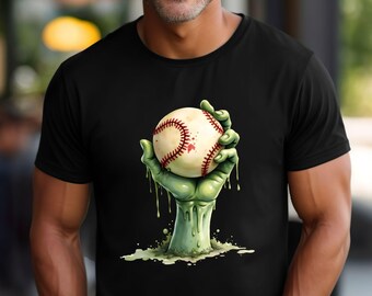 Może przedstawiać: Czarny t-shirt z grafiką przedstawiającą piłkę do baseballu trzymaną przez zieloną, zombie-podobną dłoń. Piłka jest w kolorze złamanej bieli z czerwonymi szwami i plamą krwi. Dłoń wyłania się z zielonej, śluzowatej substancji.