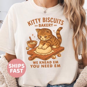 Comfort Colors® Funny Kitty Biscuits Bakery Shirt, We Knead Em You Knead Em Shirt, T-shirt katteneigenaar, shirt schattige kat bakken, humoristische bakkerijkat