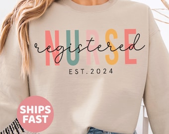 Sweat-shirt personnalisé d'infirmière autorisée, pull d'infirmière autorisé de l'année, cadeau d'infirmière, col rond infirmière est, sweat d'allaitement, vie d'infirmière, cadeau de diplômée infirmière