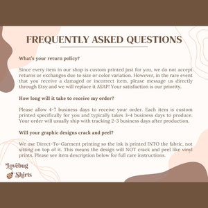 K&ouml;nnte beinhalten: Eine Webseite mit der &Uuml;berschrift "FREQUENTLY ASKED QUESTIONS" in einem braunen und beigen Farbschema. Die Seite beantwortet Fragen zu R&uuml;ckgabebedingungen, Bestellbearbeitungszeiten und Haltbarkeit von Grafikdesigns. Das Lovebug Shirts Logo befindet sich unten.