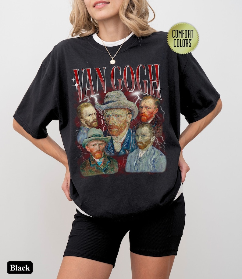 Może przedstawiać: Czarny T-shirt z grafiką w stylu vintage przedstawiającą autoportret Vincenta van Gogha i inne portrety. Tekst "VAN GOGH" jest nadrukowany czerwonymi i białymi literami z błyskawicami.