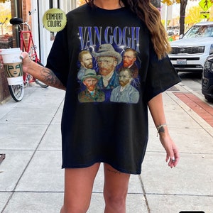 Może przedstawiać: Czarny T-shirt z nadrukiem graficznym przedstawiającym Vincenta van Gogha i inne postacie. Tekst "VAN GOGH" jest nadrukowany na koszulce niebieskimi literami.