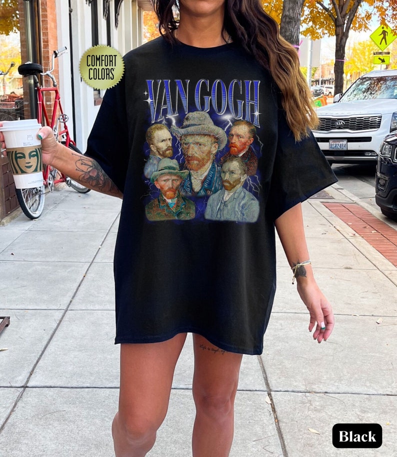 Może przedstawiać: Czarny T-shirt z nadrukiem graficznym przedstawiającym Vincenta van Gogha i inne postacie. Tekst "VAN GOGH" jest nadrukowany na koszulce niebieskimi literami.