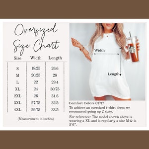 K&ouml;nnte beinhalten: Wei&szlig;es &uuml;bergro&szlig;es T-Shirt-Kleid mit Gr&ouml;&szlig;entabelle. Die Tabelle listet die Gr&ouml;&szlig;en S bis 4XL mit Ma&szlig;en in Zoll auf. Das Model tr&auml;gt XL und hat normalerweise Gr&ouml;&szlig;e M. Das Kleid ist Comfort Colors C1717.