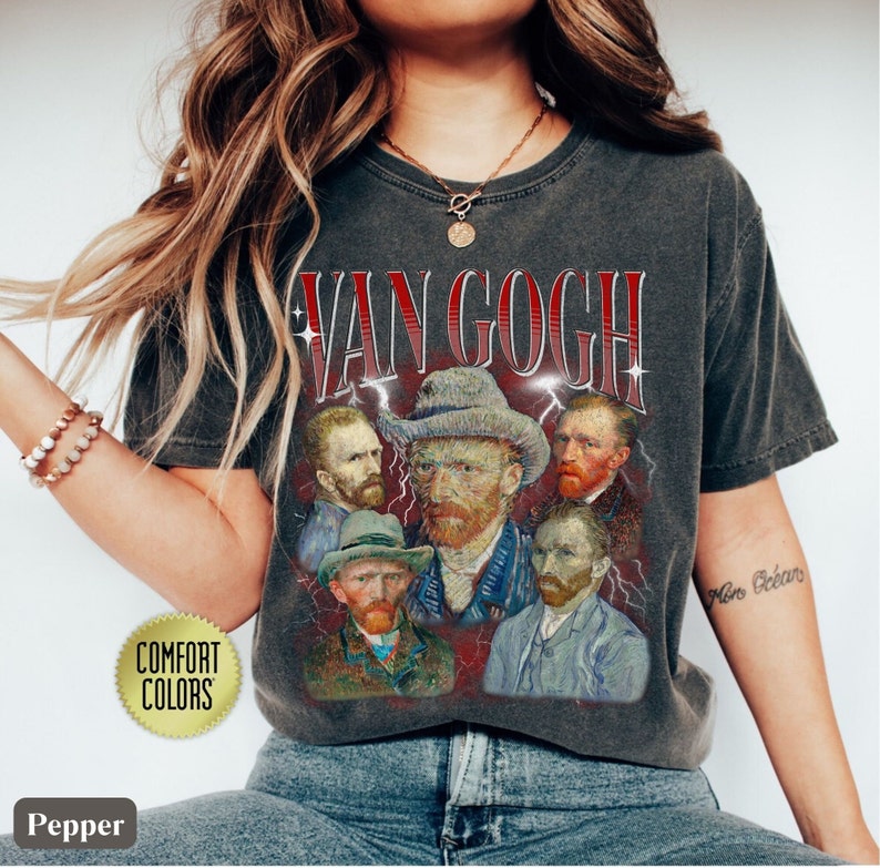 Może przedstawiać: Szary t-shirt z nadrukiem w stylu vintage przedstawiającym autoportret Vincenta van Gogha i inne obrazy. Tekst "Van Gogh" jest nadrukowany na koszulce na czerwono i biało. Koszulka ma postarzony wygląd i wygodny kr&oacute;j.