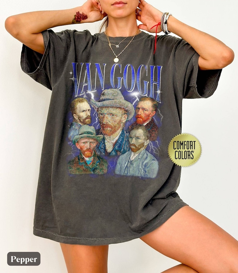 Może przedstawiać: Szary T-shirt z nadrukiem w stylu vintage autoportretu Vincenta van Gogha i innych portret&oacute;w. Tekst "Van Gogh" jest nadrukowany na niebiesko nad portretami. Koszulka ma metkę "Comfort Colors".