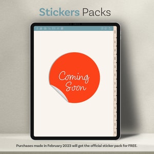 Op de afbeelding: Een digitaal tabletscherm met een rode ronde sticker met de tekst "Coming Soon" in wit. De tekst "Purchases made in February 2023 will get the official sticker pack for FREE." wordt onder de tablet weergegeven.