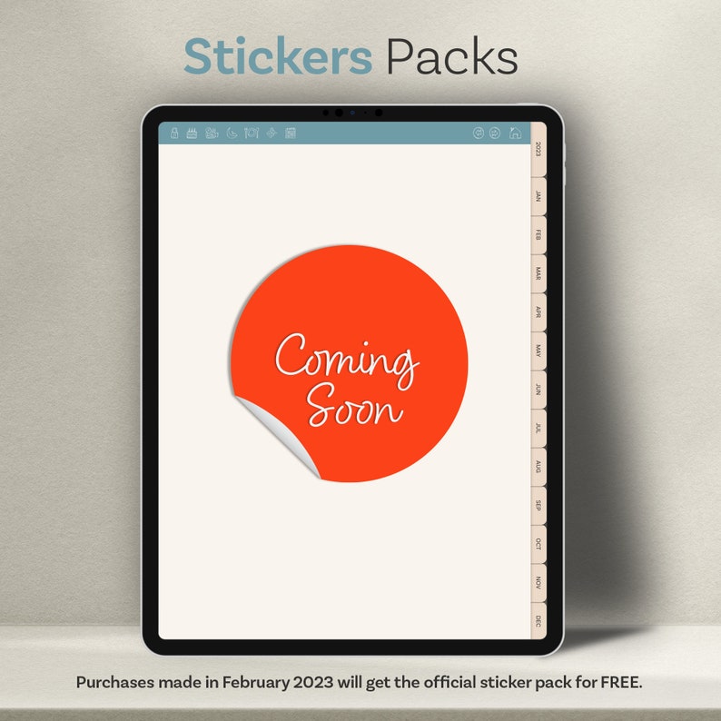 Op de afbeelding: Een digitaal tabletscherm met een rode ronde sticker met de tekst "Coming Soon" in wit. De tekst "Purchases made in February 2023 will get the official sticker pack for FREE." wordt onder de tablet weergegeven.