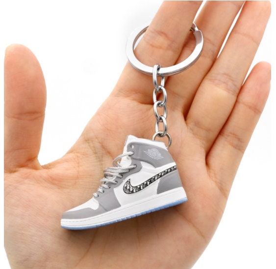 dhgatesvip8 Creative Mini PVC Sneaker 3D Sneaker Keychain for Men and Women - Perfect for Gym, Sports, and Basketball - Bulk Price