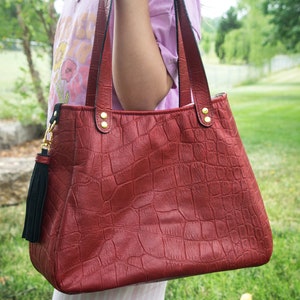 Cartera de piel grabada en cocodrilo