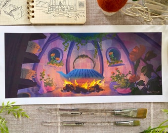 Può includere: Un'illustrazione stravagante di una scena interna accogliente con una teiera blu sopra un fuoco. L'opera presenta una calda tavolozza di colori, con dettagli come fiori, tazze da tè e uno schizzo sullo sfondo. Il tema generale è uno spazio affascinante e invitante.
