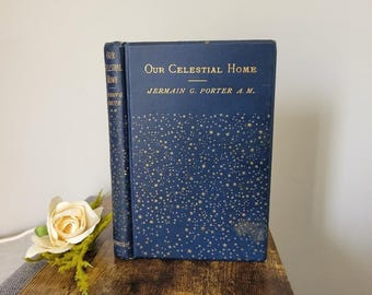 Puede incluir: Un libro antiguo titulado "Our Celestial Home" de Jermain G. Porter A.M. El libro tiene una cubierta azul oscuro con letras doradas y un patrón de estrellas. Una rosa color crema y vegetación están a la izquierda.