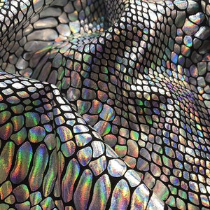 Argent irisé, 58/60" de large, impression imitation peau de serpent irisée sur tissu spandex extensible dans les deux sens