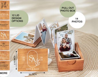 Peut inclure: Une boîte à photos en bois avec un design coulissant. La boîte est en bois brun clair et a un couvercle avec 12 options de design. La boîte contient 14 photos et mesure 7 cm sur 9 cm.
