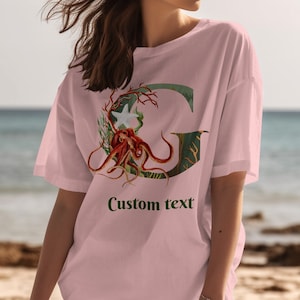 Camiseta personalizada com texto inspirado no oceano, polvo e coral, letra G, camiseta unissex, presente para amantes da praia, roupa casual de verão